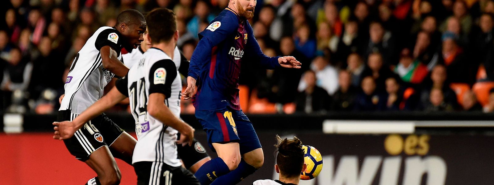 Lionel Messi (Mitte) tanzt regelmäßig die Gegenspieler aus.