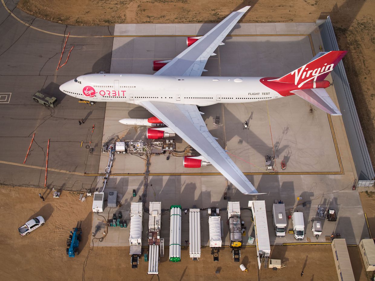 El Boeing 747-400 modificado con el cohete adjunto que se suelta en pleno vuelo y pone en órbita el satélite, a través del sistema LauncherOne.