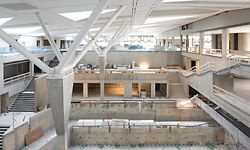 Im Inneren des Neubaus: Tageslicht darf ruhig einfallen. Die Lichtplanung ist so genau, dass die Bestände nicht gefährdet werden.