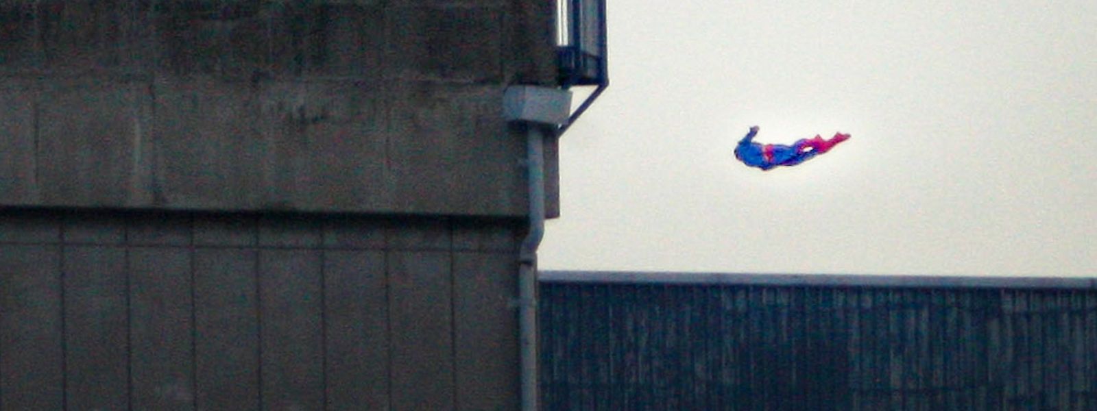 Superman im Landeanflug auf das Atomkraftwerk Bugey.