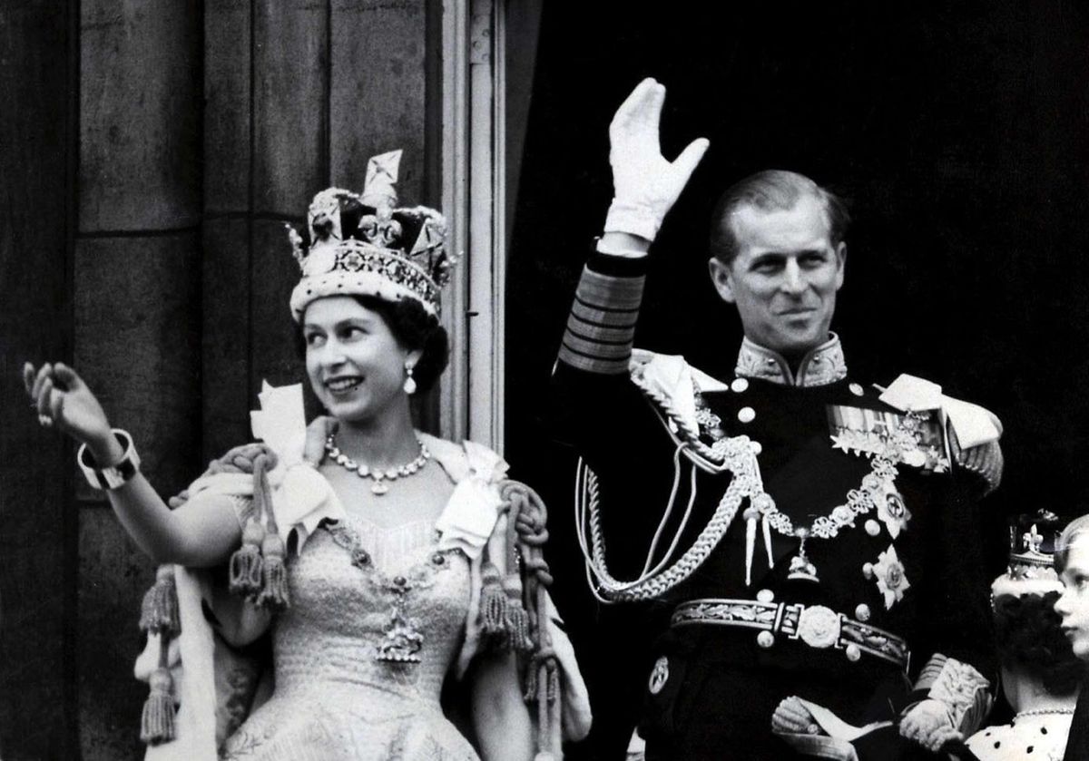 Queen Elizabeth II mit Prinz Philip nach der Krönung.