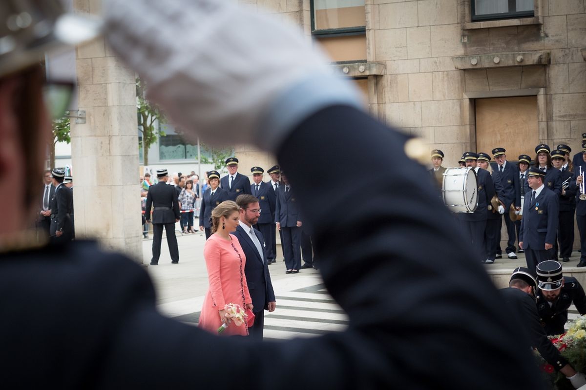 Vor dem Totenmahl legte das erbgroßherzogliche Paar ein Blumengebinde nieder. 