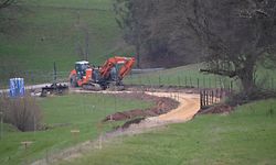 Auf der ehemaligen Bahntrasse geht der Weg dorfauswärts. / Foto: Frank WEYRICH