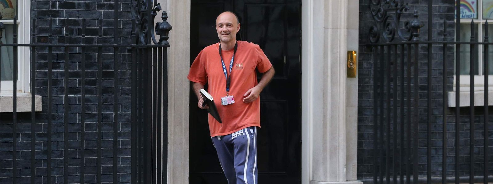 Dominic Cummings verlässt die Downing Street am Sonntag nach einem Gespräch mit Premierminister Johnson.
