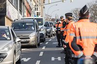 Lok ,Route Esch , Salzhaff , Hollerich  , Polizeikontrollen wegen Bewegungseinschränkungen aufgrund der Sars-CoV-2 Epidemie , Covid-19 , Coronaepidemie , Etat de Krise , Foto:Guy Jallay/Luxemburger Wort