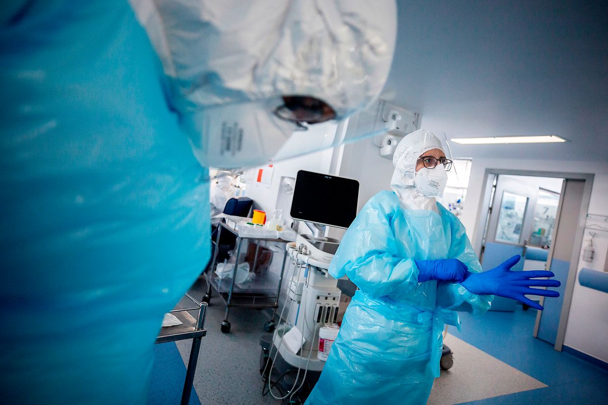 Enfermeira Mónica Valente (à direita)