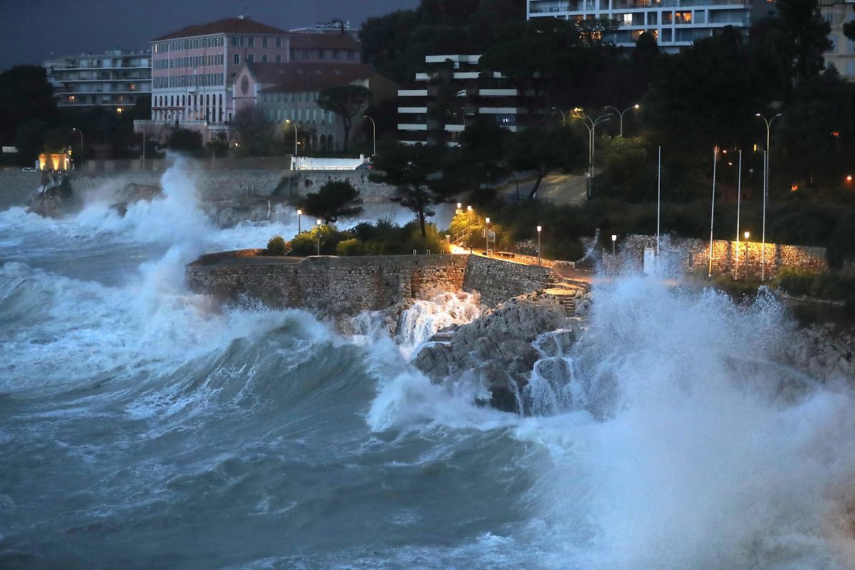 Wellen knallen gegen das felsige Ufer in Nizza. 