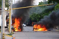 Vehicles burn in a street of Culiacan, state of Sinaloa, Mexico, on October 17, 2019. - Heavily armed gunmen in four-by-four trucks fought an intense battle against Mexican security forces Thursday in the city of Culiacan, capital of jailed kingpin Joaquin "El Chapo" Guzman's home state of Sinaloa. (Photo by STR / AFP)