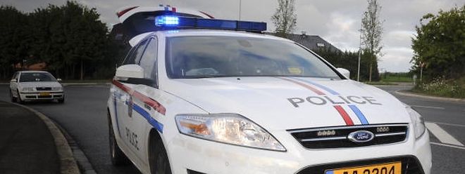 Beim Sprung in die Tiefe verletzte sich ein Täter leicht, der andere entkam.