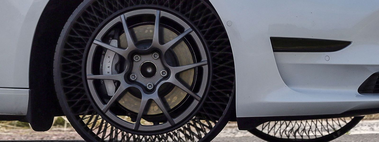 Ces pneus ont été testés sur 120.000 kilomètres, jusqu'à 160 km/h, dans la chaleur comme dans la neige, sans dommages majeurs