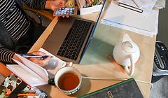 ARCHIV - Zum Themendienst-Bericht von Jessica Kliem vom 3. März 2023: Auch wer im Homeoffice arbeitet, kann von der 5S-Methode profitieren. Dafür muss man als erstes eines tun: Aussortieren. Foto: Jens Kalaene/dpa-tmn - Honorarfrei nur für Bezieher des dpa-Themendienstes +++ dpa-Themendienst +++