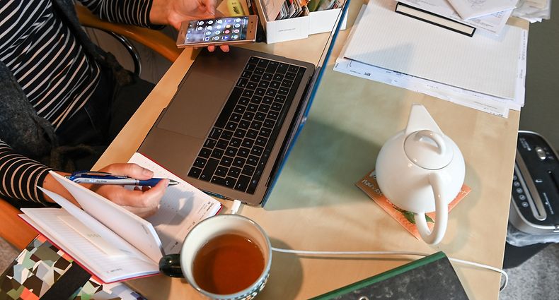 ARCHIV - Zum Themendienst-Bericht von Jessica Kliem vom 3. März 2023: Auch wer im Homeoffice arbeitet, kann von der 5S-Methode profitieren. Dafür muss man als erstes eines tun: Aussortieren. Foto: Jens Kalaene/dpa-tmn - Honorarfrei nur für Bezieher des dpa-Themendienstes +++ dpa-Themendienst +++