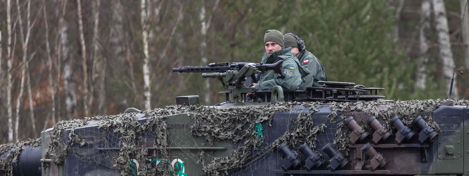 Ein ukrainischer und ein polnischer Soldat trainieren gemeinsam auf einem deutschen Leopard-2-Panzer. Ohne Waffenlieferungen und Unterstützung aus dem Westen hätte "die Ukraine als souveräner Staat nicht überlebt", sagt Claudia Major.