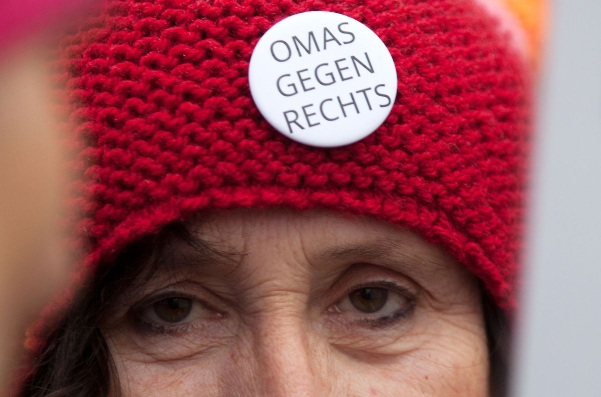Eine der Protestgruppen nennt sich "Omas gegen Rechts". 