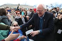CEDAR RAPIDS, IOWA - FEBRUARY 02: Democratic presidential candidate Sen. Bernie Sanders (I-VT) greets people during a stop at a campaign field office on February 02, 2020 in Cedar Rapids, Iowa. Iowa's first-in-the-nation caucuses will be held on February 3.   Joe Raedle/Getty Images/AFP
== FOR NEWSPAPERS, INTERNET, TELCOS & TELEVISION USE ONLY ==