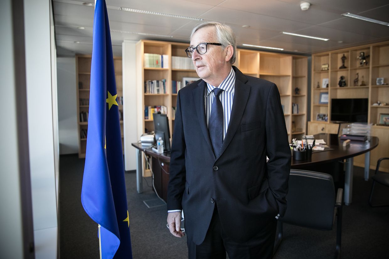 Ungewohnter Blick auf Brüssel: Juncker in seinem neuen Büro im 8. Stock. Noch vergangene Woche arbeitete er im 13. Stock der EU-Kommission – der Chefetage. 