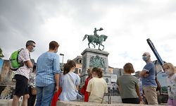 Lokales, Touristen, Tourismus, kleine Gruppe für Visite, Palast, Place Guillaume II, sie waren alle einverstanden für das Foto, Luxemburgische (Vakanz Doheem) und deutschsprachige Toruisten Foto: Anouk Antony/Luxemburger Wort