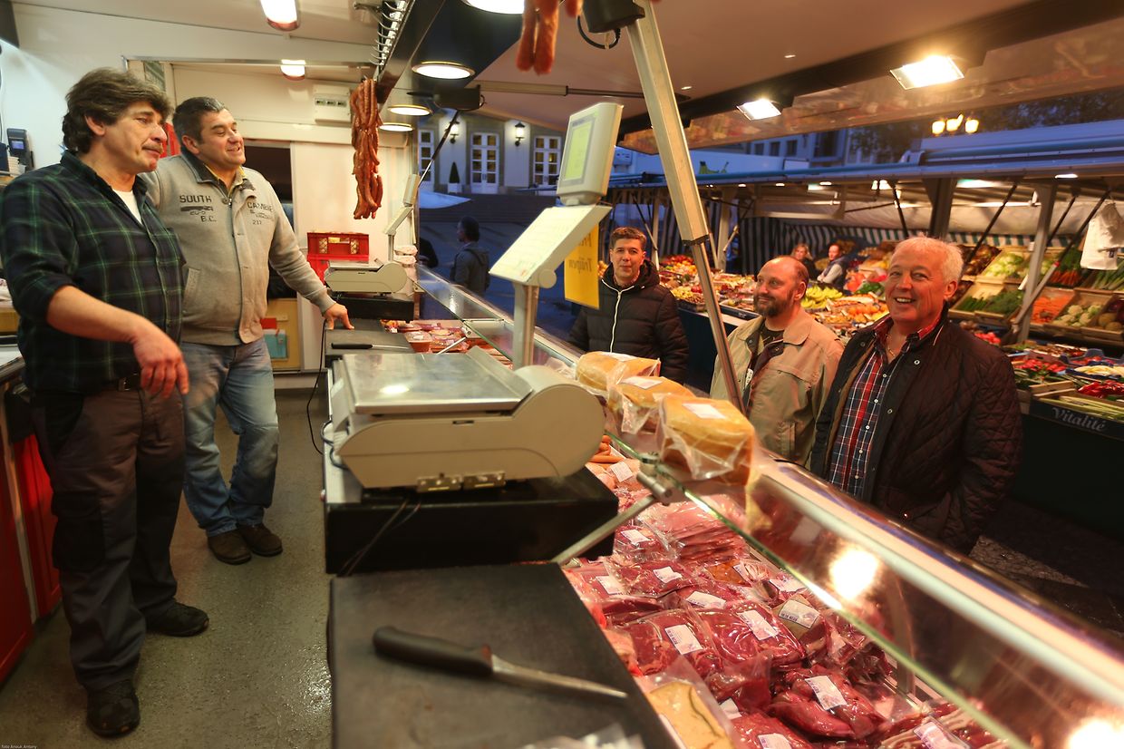 25.10.2017 Luxembourg, ville, Knuedler, place Guillaume, Wochenmarkt sehr früh am Morgen photo Anouk Antony