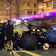 Erstmals wurde am Dienstag bei schweren Auseinandersetzungen mit der Polizei ein Demonstrant in Hongkong angeschossen.