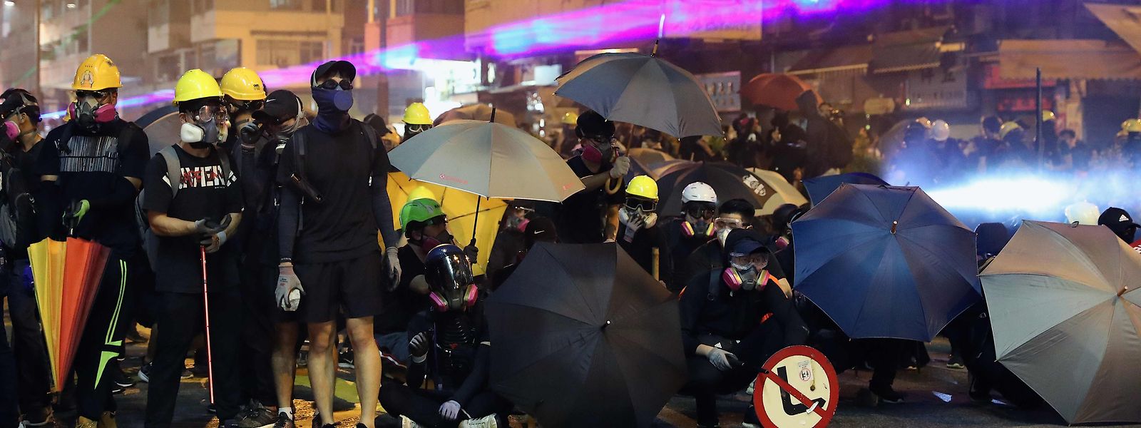 Erstmals wurde am Dienstag bei schweren Auseinandersetzungen mit der Polizei ein Demonstrant in Hongkong angeschossen.