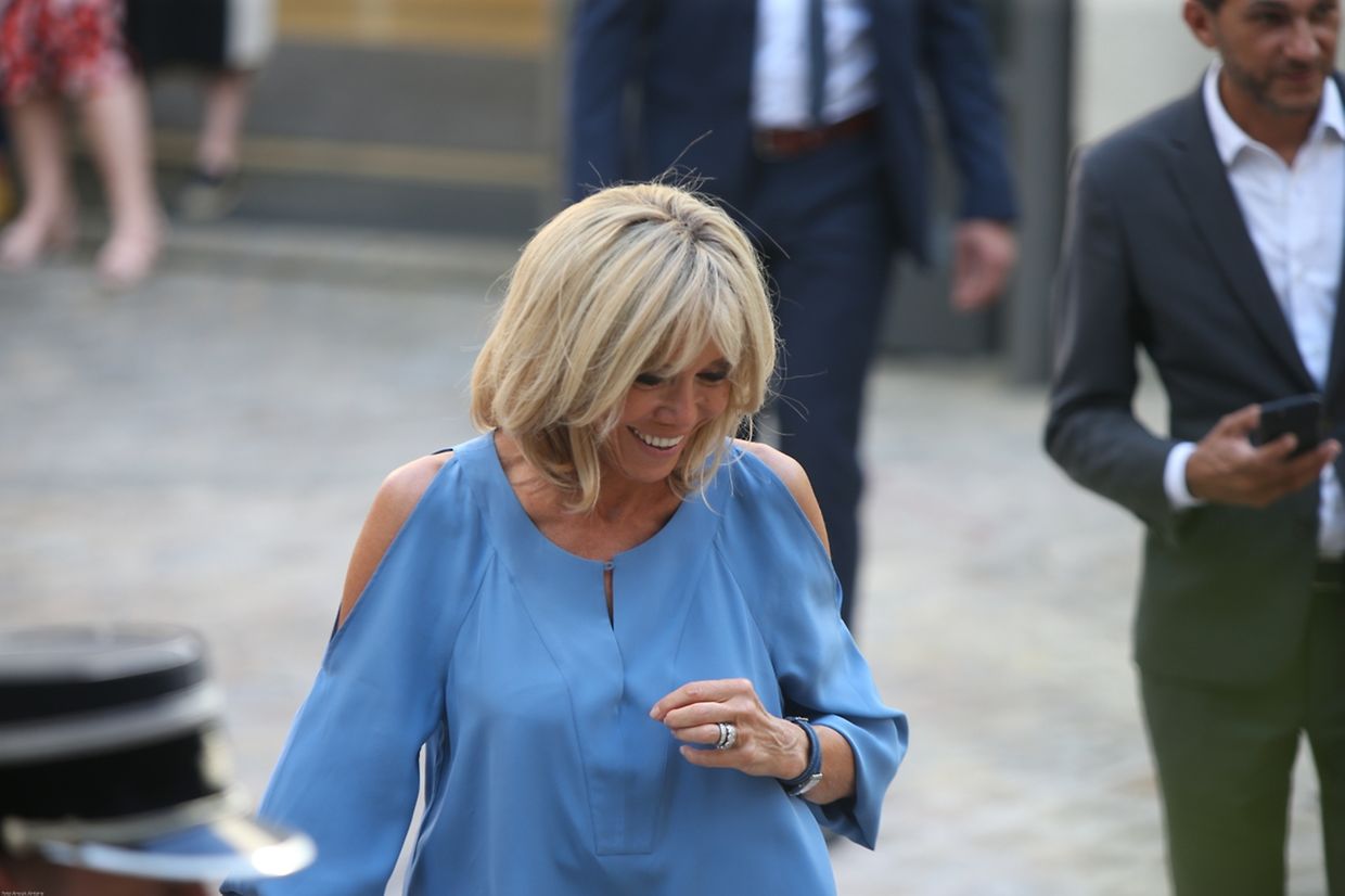 Gauthier Destenay, Brigitte Macron et Amélie Derbaudrenghien se promènent à Luxembourg