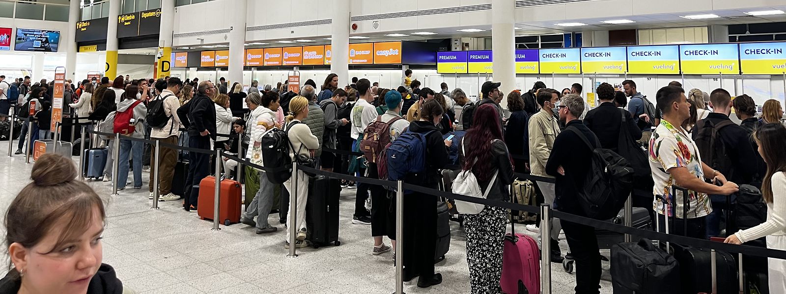 London: Passagiere stehen in Warteschlangen am Flughafen Gatwick im South Terminal. Mehr als 150 britische Flüge wurden gestrichen. 
