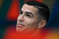 Camisola autografada de Cristiano Ronaldo leiloada por milhares de euros para ajudar os sobreviventes do terramoto na Turquia.