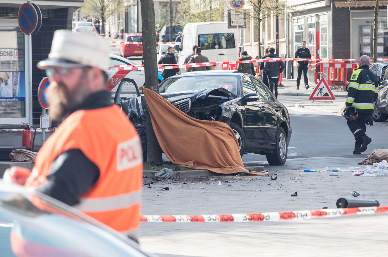 Das Auto fuhr nach der Schussabgabe gegen einen Baum.