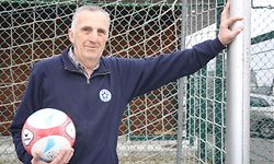 Gérard Lanter posiert nicht gerne: Ich habe ja meine Torwarthandschuhe nicht mehr. 