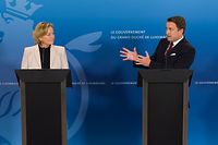 (de g. à d) Paulette Lenert, ministre de la Santé ;  Xavier Bettel, Premier ministre, ministre d'État