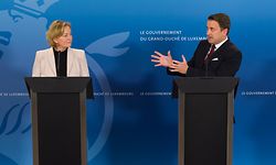 (de g. à d) Paulette Lenert, ministre de la Santé ;  Xavier Bettel, Premier ministre, ministre d'État