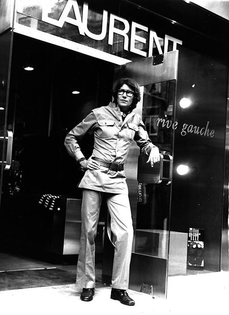 Yves Saint-Laurent à porta de uma das suas lojas em setembro de 1969. Nesta altura, Lucília era uma das suas costureiras.