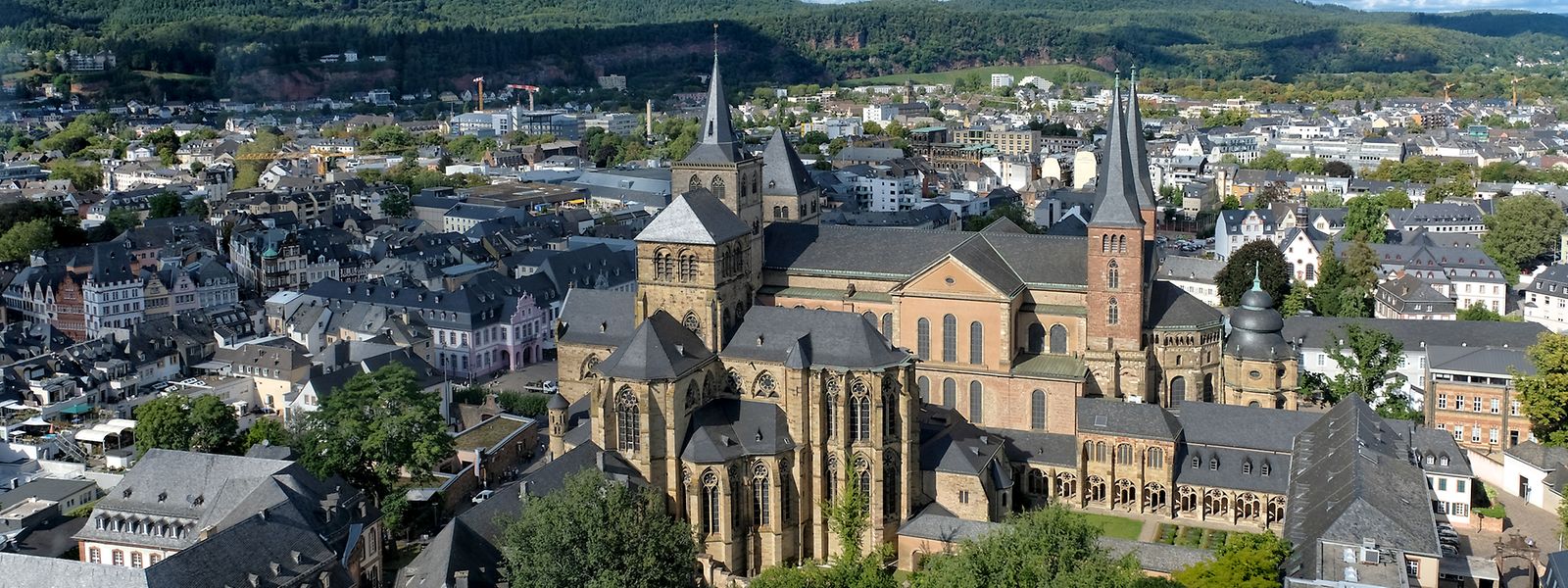 Die Liebfrauenkirche und der Dom zu Trier.
