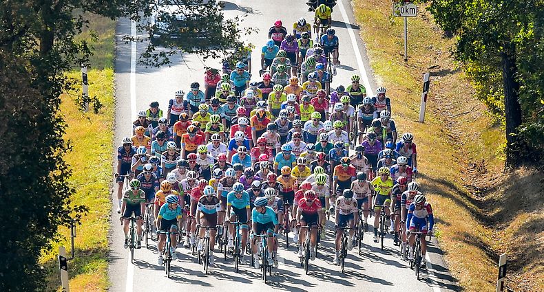 Das Fahrerfeld zwischen Wasserbillig und Mompach - Skoda Tour de Luxembourg 2020 - 3.Etappe Rosport/Schifflange 164,3 Km - Foto: Serge Waldbillig
