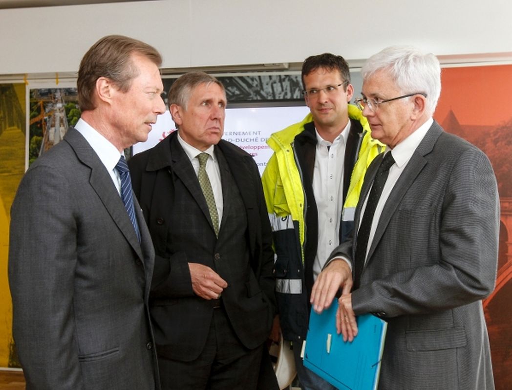 Großherzog Henri besichtigt die Sanierung des Pont Adolphe. 