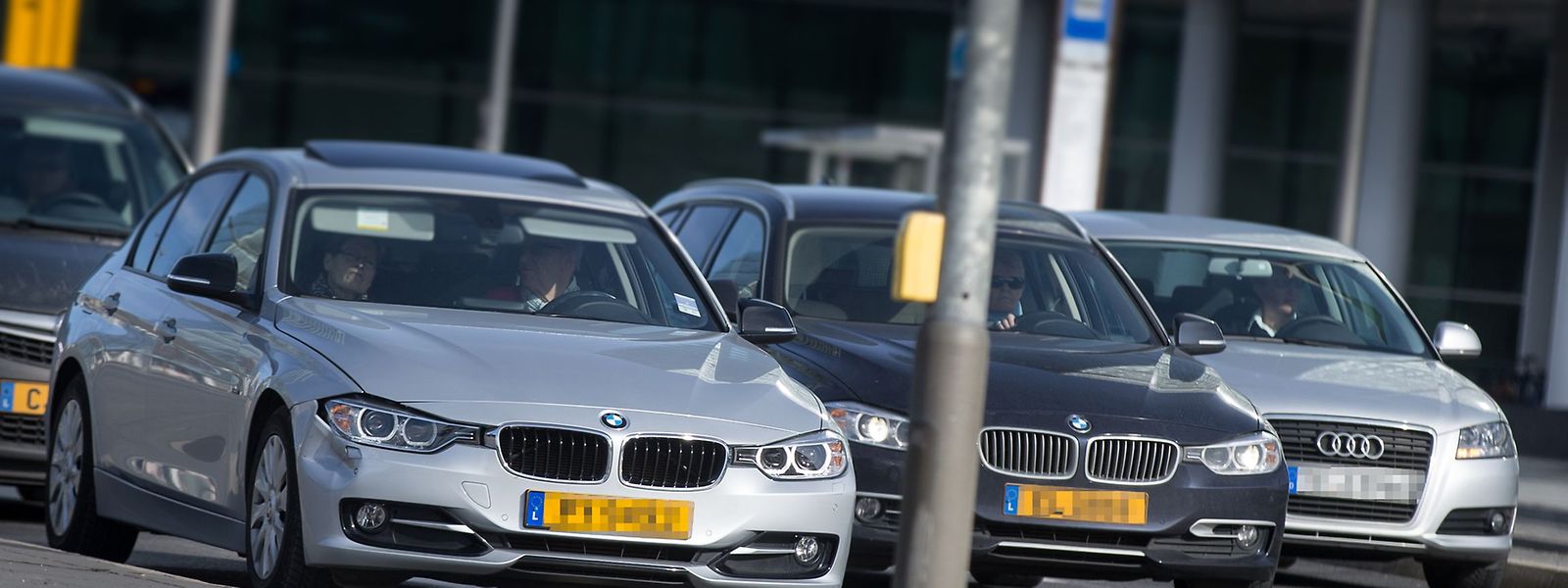 Firmenwagen sind für Arbeitnehmer ein beliebtes Extra bei Gehaltsverhandlungen. Meist darf das Fahrzeug auch für den Weg zur Arbeitsstätte sowie private Zwecke benutzt werden.