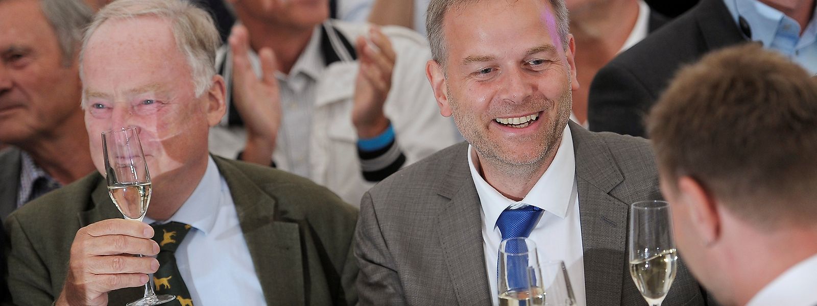 AfD-Spitzenkandidat Leif-Erik Holm feiert das Resultat seiner Partei. 