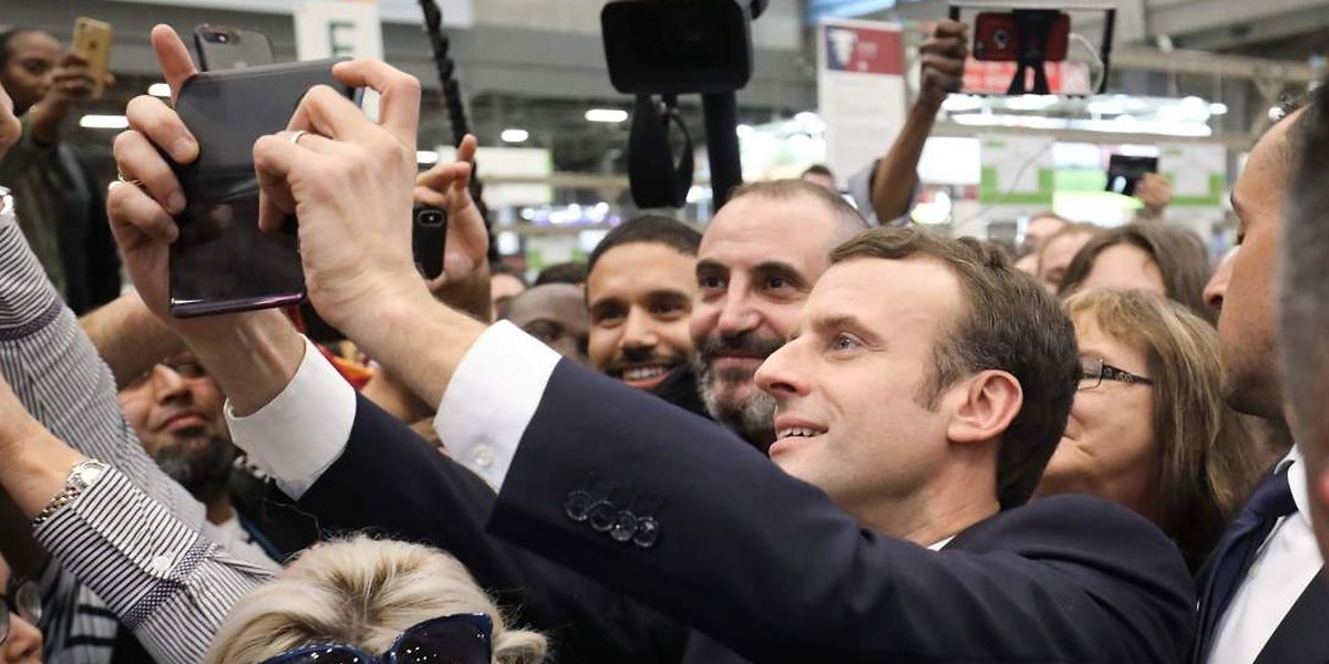 Près de 12 heures après son arrivée Porte de Versailles, Emmanuel Macron serrait toujours des mains par dizaines, encouragé par des «bravos» et «mercis».