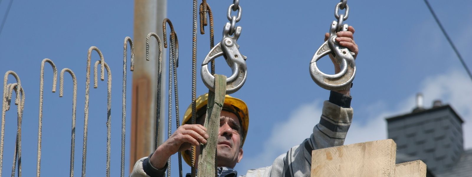 Os dois principais componentes dos custos de trabalho são os salários e outras despesas, como obrigações sociais a cargo do empregador