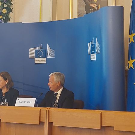 La vice-présidente de la Commission européenne Věra Jourová (au milieu) et le commissaire européen Didier Reynders.