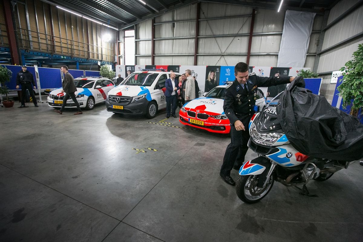 Bis März 2018 sollen 220 Fahrzeuge und 60 Motorräder, die Kommissariatsschilder, die Polizeidokumente und die Kleidung der rund 2.000 Polizisten an die neue „Corporate identity“ angepasst werden. 