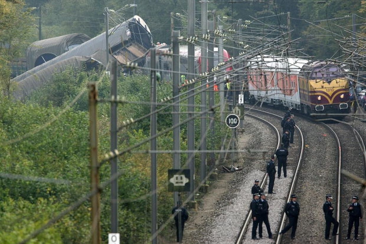 C'est seulement 104 secondes avant l'accident que le danger est détecté: le deuxième chef de circulation s'aperçoit alors qu'il a commis une erreur en autorisant le train de voyageurs à s'engager sur la voie. 