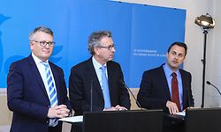 Finanzminister Gramegna (Mitte) regte sich darüber auf, dass die Journalisten wissen wollten, wann er die Information über "LuxLeaks" weitergegeben hatte.