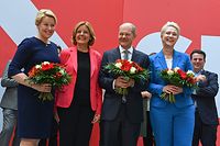 (L-R) Top candidate for Berlin mayor and co-leader of the German Social Democratic SPD party Franziska Giffey, Rhineland-Palatinate's State Premier Malu Dreyer, German Finance Minister, Vice-Chancellor and the Social Democratic SPD Party's candidate for chancellor Olaf Scholz, Mecklenburg-Western Pomerania's state premier Manuela Schwesig and SPD Deputy Chairman Hubertus Heil pose with bouquets of flowers prior to an SPD leadership meeting at the party's headquarters in Berlin on September 27, 2021, one day after general elections. (Photo by CHRISTOF STACHE / AFP)