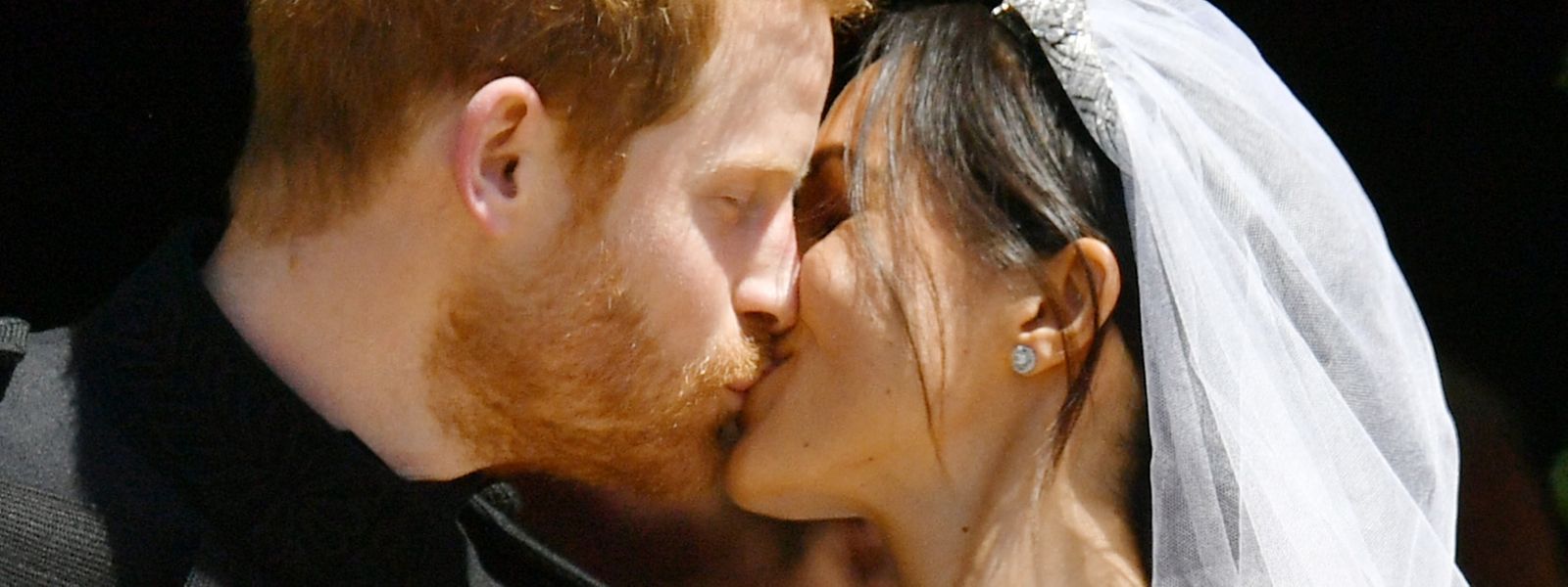 Der Moment, auf den viele Fans gewartet haben: der Kuss des Brautpaars.