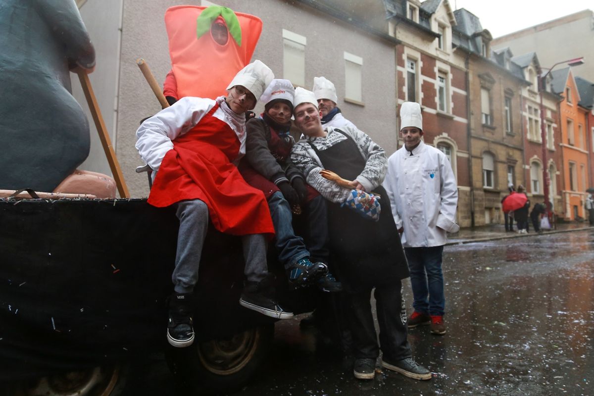 Auch in Petingen beim letzten Kavalkadenumzug des Jahres  feierten die Narren ausgelassen bis in die späten Abendstunden.
