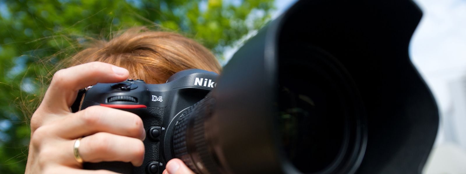 Bei Profis und ambitionierten Fotografen sind Spiegelreflexkameras beliebt - ihr Gewicht weniger.