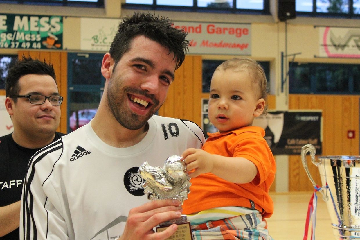 Carlos Soares com o filho recebeu o prémio de melhor marcador