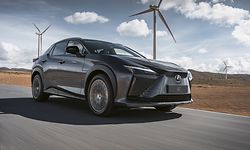 So soll es idealtypisch laufen: Der Strom kommt aus nachhaltigen Energien und sorgt in E-Autos wie dem Lexus RZ 450e für Vortrieb. 