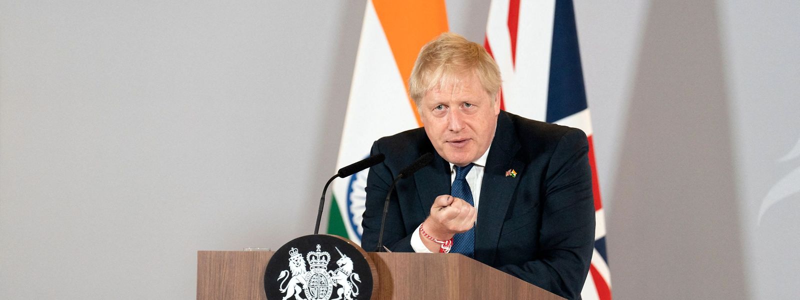 Boris Johnson spricht bei einer Pressekonferenz in Neu Delhi über seine Indienreise. Doch zu Hause droht ihm Ungemach.